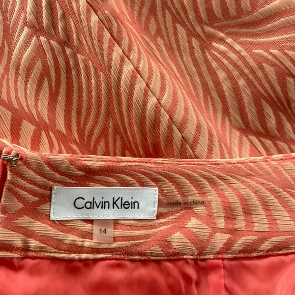 Calvin Klein Women’s Skirt Size 14 Peach Embossed Patte Back Zip Back Split NWOT - Picture 4 of 8
